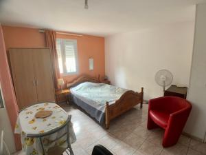 Sejours chez l'habitant Grande chambre au calme : photos des chambres