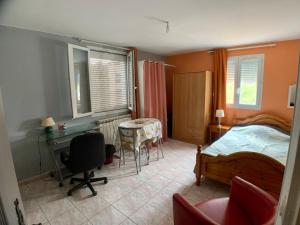 Sejours chez l'habitant Grande chambre au calme : Chambre Double - Vue sur Jardin