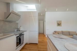 White 1 BD Old Town Apartment by Hostlovers