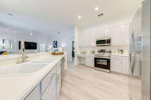 596 Modern 5 bed home overlooking beautiful golf course and conservation with Games room