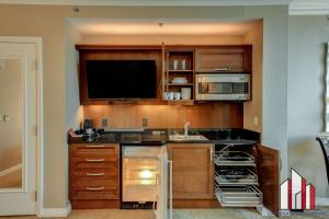 MGM Signature-11-803 F1 Track & Strip View Studio