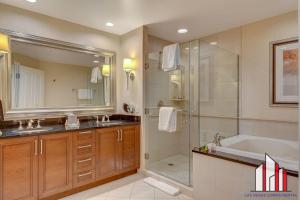 MGM Signature-11-803 F1 Track & Strip View Studio