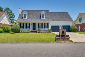 Roomy Fayetteville Home Rental with Screened Porch!
