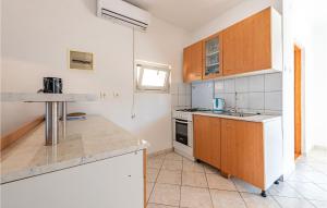 1 Bedroom Awesome Apartment In Kustici