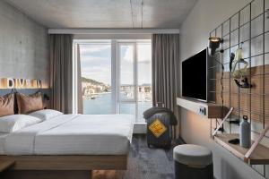 Sea View Queen Room room in Moxy Bergen