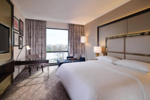 Grand Deluxe, Guest room, 1 King, Wawel or Vistula view room in Sheraton Grand Krakow