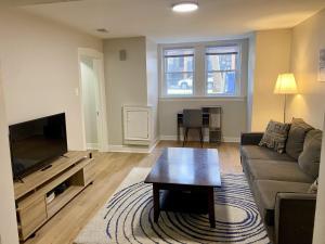 Lincoln Park Aparment with Backyard!