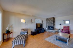 Resort Lincoln Condo with Ocean Views and Pool Access!