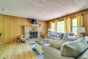 Pet-Friendly Pocono Lake Cabin with Community Pool!