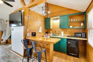 Scenic Eureka Springs Cabin Rental with Balcony!