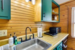 Scenic Eureka Springs Cabin Rental with Balcony!