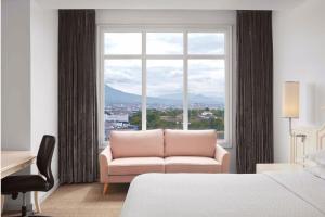 Phòng Premium với Giường cỡ King và Giường Sofa (Premium King Room with Sofa Bed)