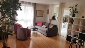 Appartements Appartement spacieux, calme, ascenseur, securise, a 100m de Paris et tres proche metro ligne 14 et RER C : photos des chambres