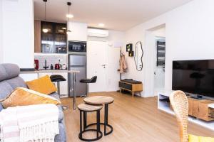 Sweeping Views 1bd condo 100m to Poniente Beach