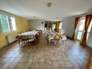 Maisons de vacances Large Gite in peaceful setting with Free fishing : photos des chambres