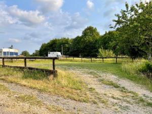 Maisons de vacances Large Gite in peaceful setting with Free fishing : photos des chambres