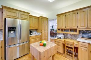 Hot Springs Village Golf Getaway with Deck!