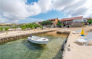 1 Bedroom Awesome Apartment In Kustici