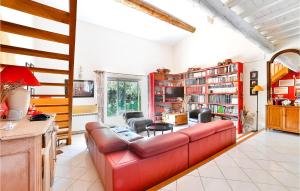 Maisons de vacances Gorgeous Home In Eyragues : photos des chambres