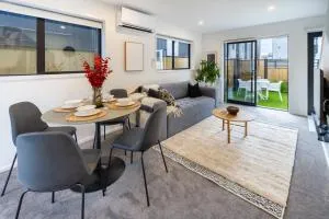 Cashel Street Hideaway 2 bed 2 bath - Linwood