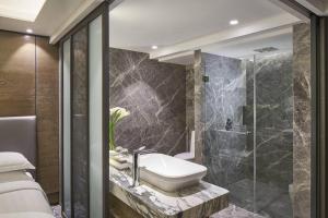 Deluxe Guest room, 2 Twin, City view