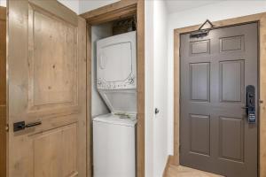 Ski inout at Westgate, Remodeled 1BR, Resort amenities, Mutiple Pools, Spa, and Restaurant 4503A