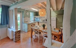 Maisons de vacances Nice Home In Thierville With Wifi And 3 Bedrooms : photos des chambres