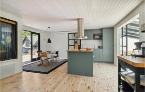 4 Bedroom Beautiful Home In Grenaa