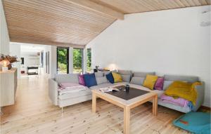 4 Bedroom Beautiful Home In Grenaa