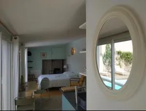 Chambre studio indépendante au calme vue sur piscine - Assas