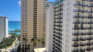 Waikiki Condo 2 Bedrooms 2 Bathrooms with 1 free parking space