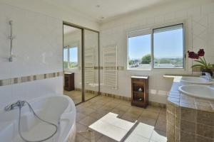 Villas Family house with swimming pool & sea view : photos des chambres
