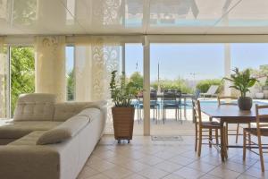 Family house with swimming pool & sea view