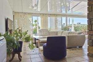 Family house with swimming pool & sea view