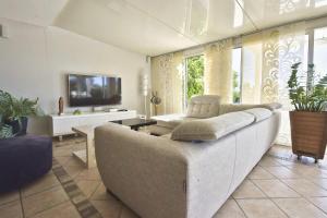 Family house with swimming pool & sea view