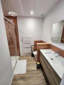 Maisons de vacances Sarl Tilina : Chambre Double - Vue sur Parc