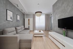 Modern Studio with Balcony for 4 Guests in Wrocław by Renters