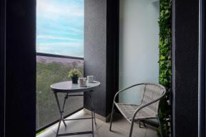 Modern Studio with Balcony for 4 Guests in Wrocław by Renters