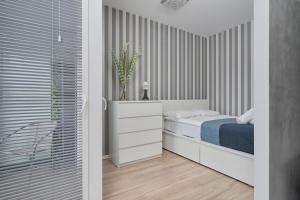 Modern Studio with Balcony for 4 Guests in Wrocław by Renters