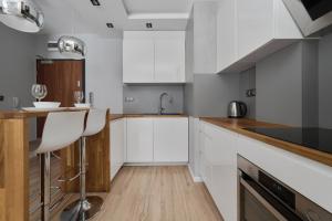 Modern Studio with Balcony for 4 Guests in Wrocław by Renters