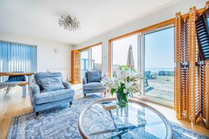 Pebble Paradise Beachfront Family Getaway