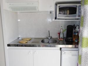 Studio cabine mezzanine cosy avec terrasse et parking privé, proche plages - 4 couchages - FR-1-326-606