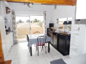 Studio cabine mezzanine cosy avec terrasse et parking privé, proche plages - 4 couchages - FR-1-326-606