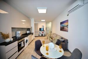 Paradise Sea View 2BD apt Spa n Pools beach resort