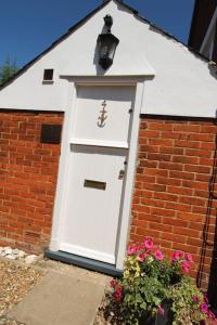 4 The Old Schoolhouse: Parking, hot tub, garden, air con