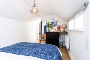 4 The Old Schoolhouse: Parking, hot tub, garden, air con