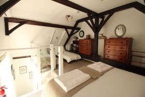 4 The Old Schoolhouse: Parking, hot tub, garden, air con