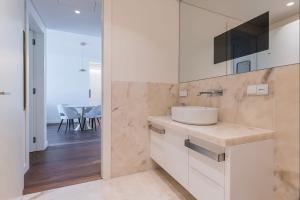 Radiant Apartment in City Center by LovelyStay