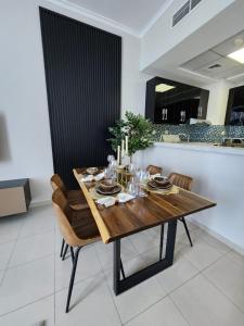 Nasma Luxury Stays - Marina-View Oasis With Balcony Steps From The Sea