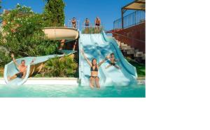 Maisons de vacances Mobile home 6 places camping 5 Vacances Gorges de lArdeche : photos des chambres